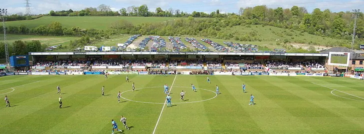 Khoảnh khắc thi đấu của Wycombe Wanderers trong trận gặp Notts County trên sân nhà Adams Park