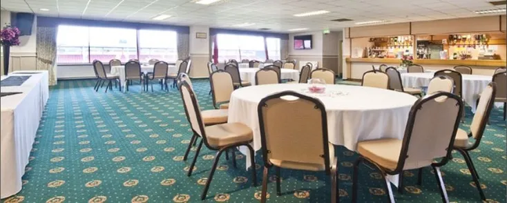 Không gian dịch vụ khách sạn The 1888 Lounge tại Banks's Stadium, mang đến trải nghiệm bóng đá đẳng cấp