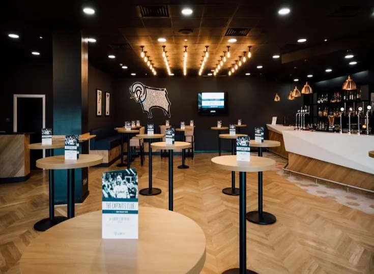 Không gian hospitality sang trọng tại Pride Park, nơi người hâm mộ có thể thưởng thức ẩm thực và theo dõi trận đấu từ vị trí đắc địa