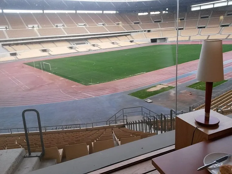 Không gian sang trọng bên trong khu vực phòng VIP tại Estadio La Cartuja, Seville.