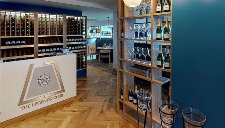 Không gian sang trọng của khu vực VIP hospitality tại sân Elland Road, mang đến trải nghiệm đẳng cấp cho người hâm mộ