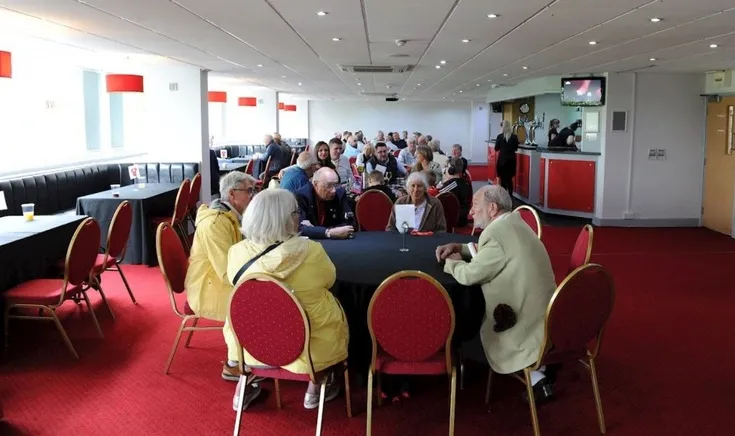 Không gian trải nghiệm dịch vụ khách sạn cao cấp tại sân County Ground của Swindon Town FC