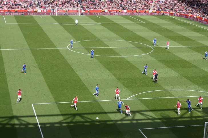 Không khí cuồng nhiệt của trận đấu giữa Arsenal và Chelsea tại sân Emirates.