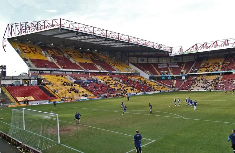Không khí cuồng nhiệt ngày thi đấu tại Valley Parade, sân nhà Bradford City