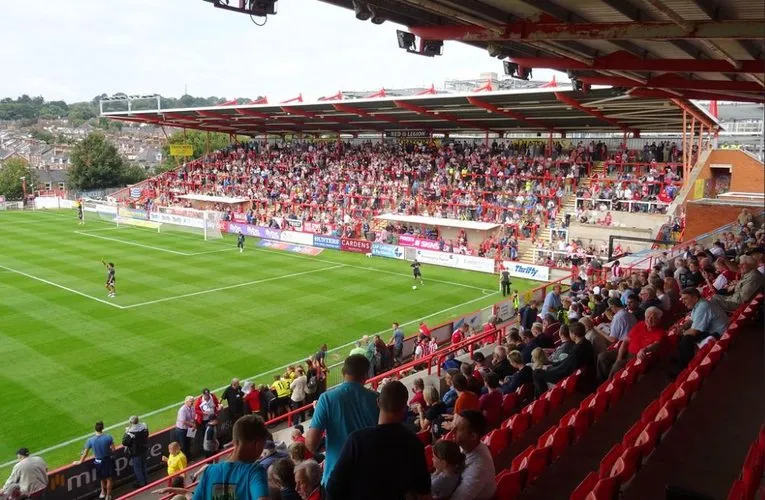 Không khí cuồng nhiệt trên khán đài sân St. James Park của Exeter City vào ngày diễn ra trận đấu