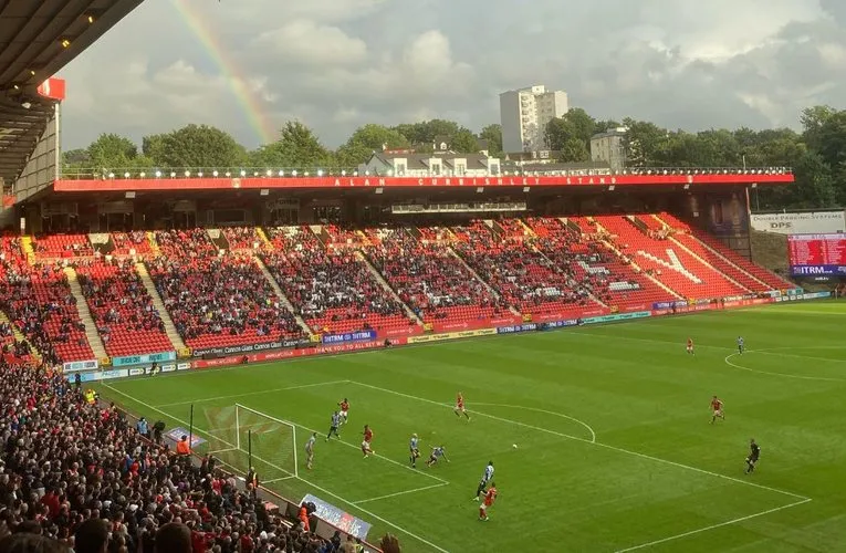 Không khí sôi động bên ngoài sân The Valley vào ngày diễn ra trận đấu của Charlton Athletic