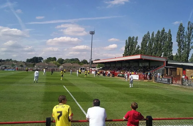 Không khí sôi động ngày thi đấu tại sân Meadow Park Borehamwood