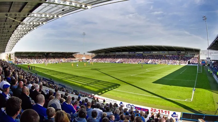 Không khí sôi động ngày thi đấu tại sân vận động SMH Group của Chesterfield FC