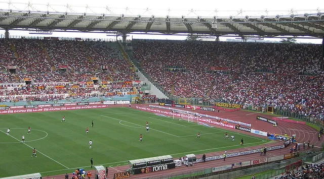 Không khí sôi động trong một trận đấu của AS Roma tại Stadio Olimpico.