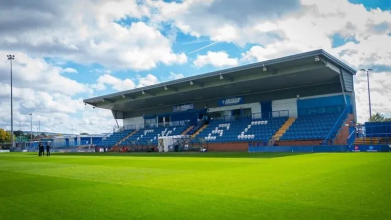 Khu khán đài chính của sân Tameside, nơi dành cho cổ động viên Curzon Ashton FC.