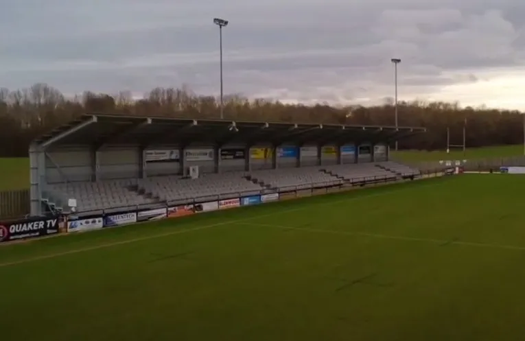 Khu khán đài chính tại Blackwell Meadows, nơi các CĐV ngồi để theo dõi trận đấu của Darlington FC.