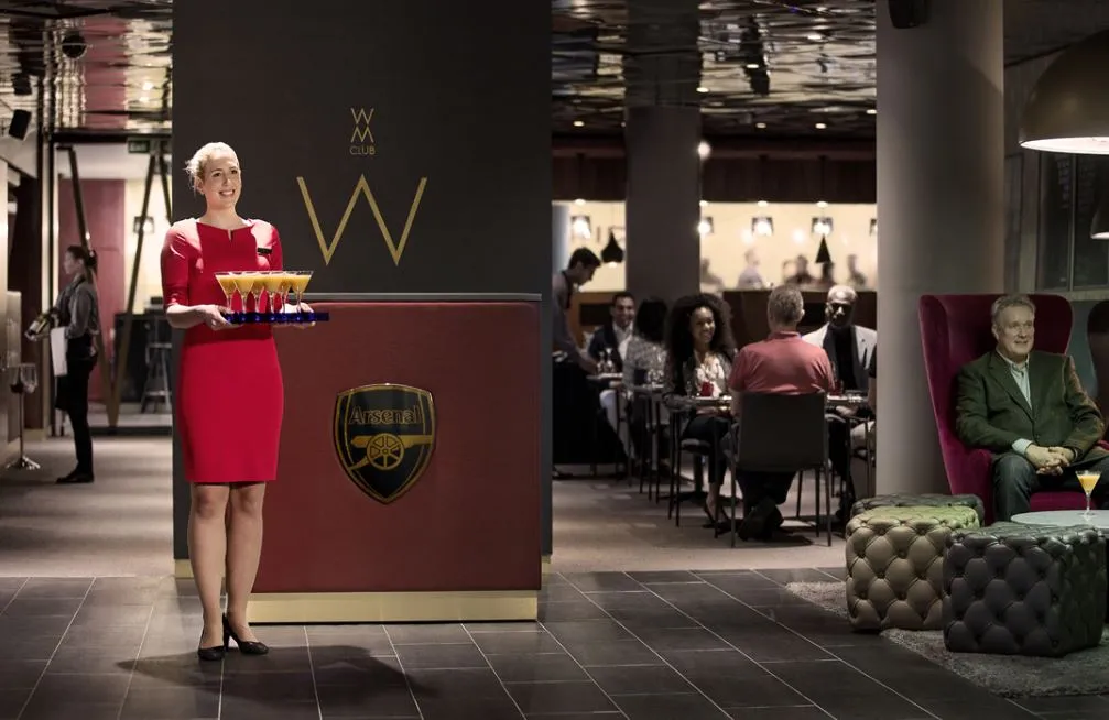 Khu vực dịch vụ hiếu khách (hospitality) đẳng cấp tại sân Emirates, mang đến trải nghiệm xem bóng đá sang trọng.