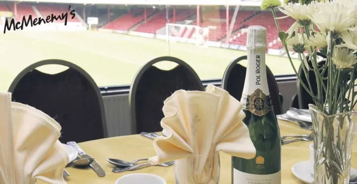 Khu vực dịch vụ hiếu khách McMenemy’s Suite tại Blundell Park, mang đến trải nghiệm VIP cho người hâm mộ