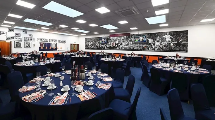 Khu vực dịch vụ hospitality sang trọng tại sân Kenilworth Road, nơi mang lại trải nghiệm xem bóng đá đặc biệt