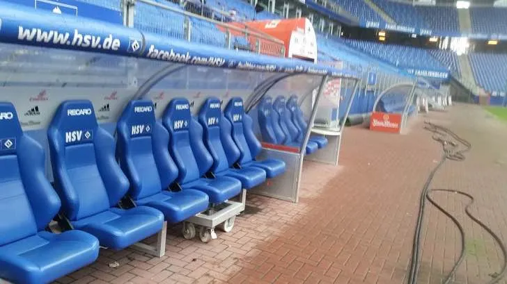 Khu vực ghế ngồi của ban huấn luyện và cầu thủ dự bị tại Volksparkstadion, nơi diễn ra những quyết định chiến thuật quan trọng.
