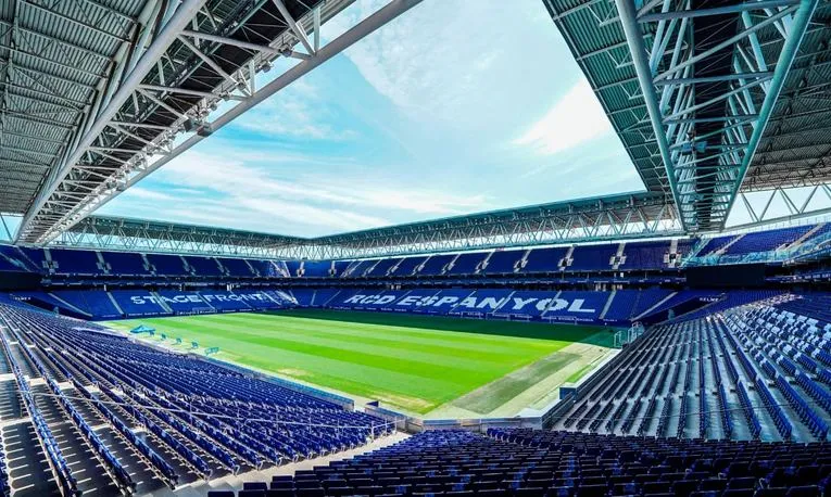Khu vực ghế ngồi hiện đại và tiện nghi bên trong sân nhà RCDE Stadium của Espanyol