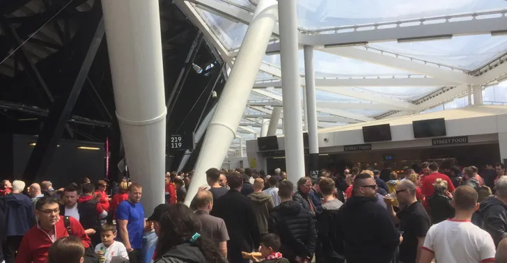 Khu vực hành lang dành cho cổ động viên đội khách tại London Stadium, với các tiện ích phục vụ