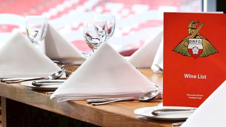 Khu vực Hospitality sang trọng tại Eco-Power Stadium, nơi mang đến trải nghiệm VIP cho người hâm mộ Doncaster Rovers.