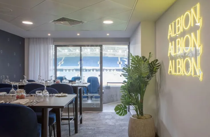 Khu vực hospitality sang trọng tại sân Amex, mang đến trải nghiệm đẳng cấp cho người hâm mộ Brighton