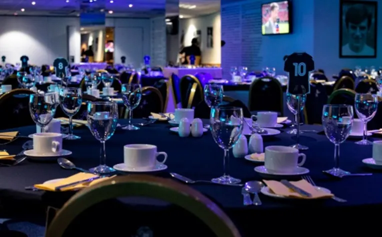 Khu vực Hospitality sang trọng tại The Den, nơi người hâm mộ thưởng thức trận đấu với dịch vụ cao cấp