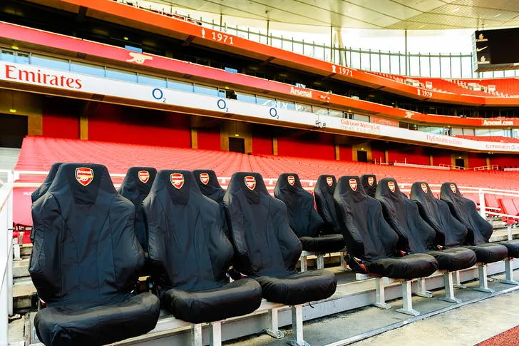Khu vực huấn luyện viên và cầu thủ Arsenal (dugout) tại sân Emirates, nơi chiến thuật được định hình.