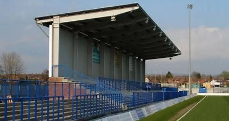 Khu vực khán đài bậc thang tại sân Tameside, sân nhà của CLB Curzon Ashton.
