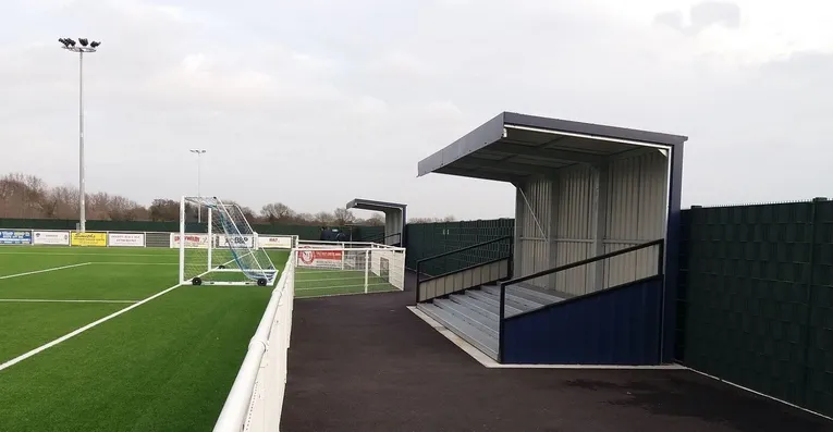 Khu vực khán đài đứng phía sau khung thành tại sân Parkside