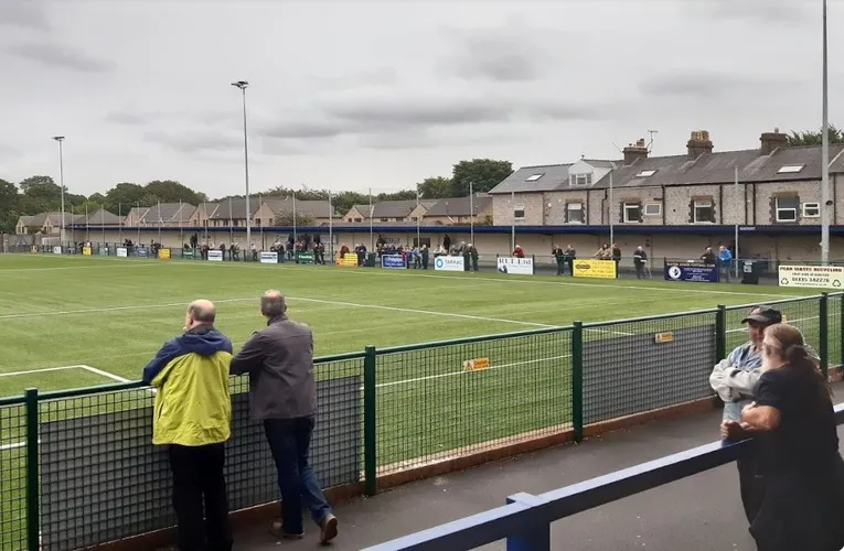 Khu vực khán đài đứng (terraces) đầy hoài niệm tại sân The Silverlands của Buxton FC