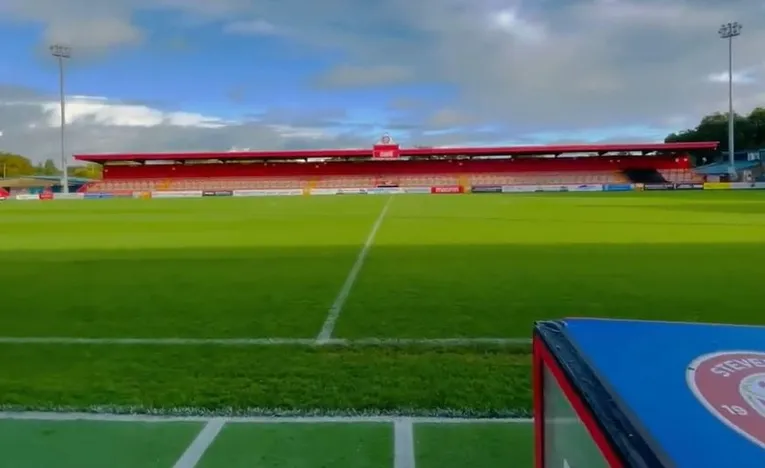 Khu vực khán đài đứng (terraces) sôi động tại Broadhall Way, sân nhà của Stevenage