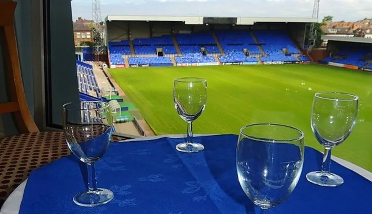 Khu vực phòng chờ Hospitality Suite tại Prenton Park, nơi trải nghiệm trận đấu sang trọng
