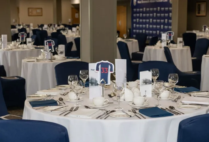 Khu vực sảnh khách sạn VIP tại The Hawthorns, nơi trải nghiệm bóng đá đẳng cấp
