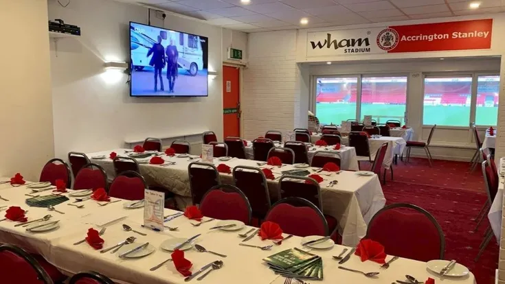 Khu vực tiếp đón khách VIP tại sân Crown Ground của Accrington Stanley