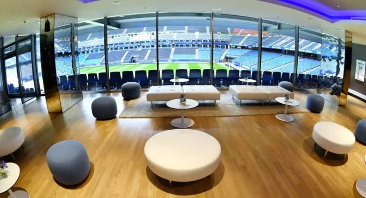 Khu vực tiếp đón khách VIP tại sân vận động Volksparkstadion, mang đến trải nghiệm đẳng cấp và thoải mái cho những người yêu bóng đá.