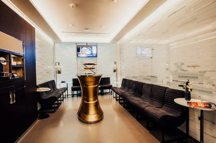 Khu vực tiếp đón VIP tại sân Parc des Princes, nơi mang đến trải nghiệm đẳng cấp và dịch vụ ẩm thực tinh tế cho khách hàng đặc biệt.