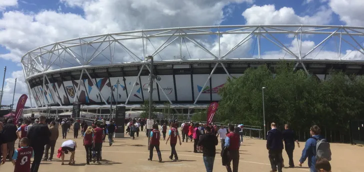 Khung cảnh bên ngoài Queen Elizabeth Olympic Park, nơi London Stadium tọa lạc, thể hiện không gian xanh rộng lớn