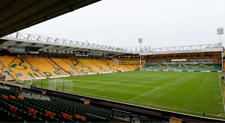 Khung cảnh bên trong sân Carrow Road nhìn từ khán đài, một ngày không có trận đấu