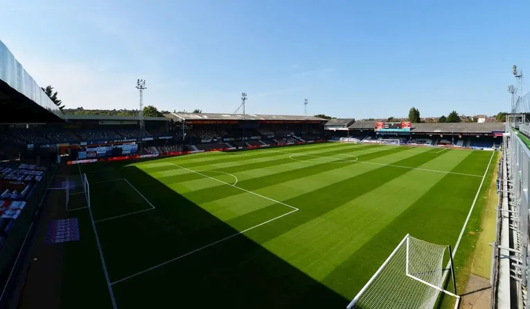 Khung cảnh bên trong sân Kenilworth Road nhìn ra mặt cỏ xanh mướt, nơi diễn ra những trận cầu nảy lửa