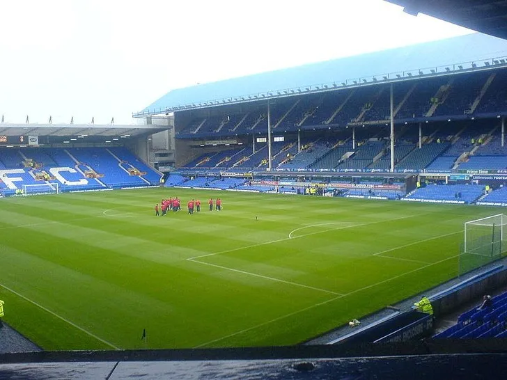 Khung cảnh bên trong sân vận động Goodison Park với các khán đài truyền thống