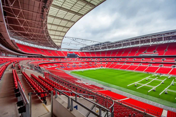 Khung cảnh bên trong sân vận động Wembley nhìn từ khán đài, hàng ghế đỏ rực