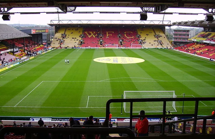 Khung cảnh bên trong sân Vicarage Road năm 2010, nhìn từ khán đài