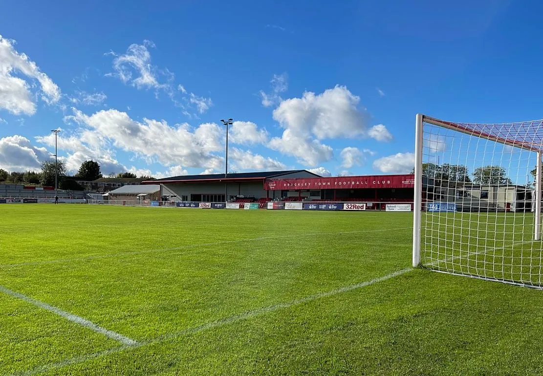 Khung cảnh khán đài chính tại St James Park Brackley, nơi cổ động viên Brackley Town thường xuyên tụ họp