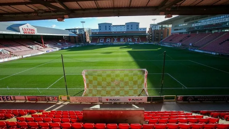 Khung cảnh khán đài sân Brisbane Road, nơi người hâm mộ Leyton Orient cổ vũ