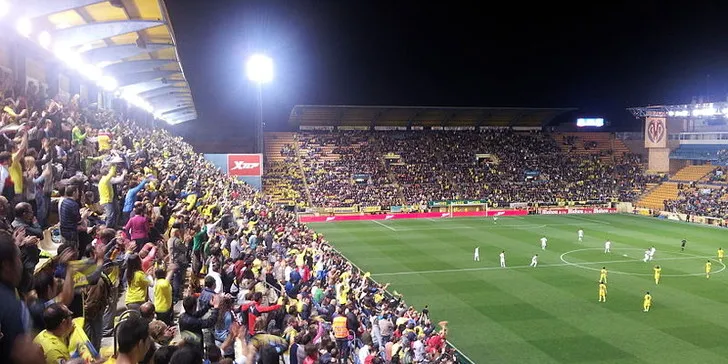 Khung cảnh khán đài sân Estadio de la Ceramica trong một trận đấu, sôi động và đầy ắp người hâm mộ