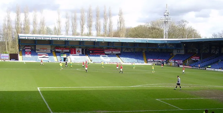 Khung cảnh nhìn từ khán đài Gigg Lane, nơi chứng kiến bao thăng trầm cùng câu lạc bộ Bury FC