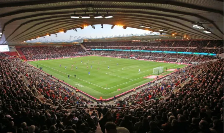 Khung cảnh nhộn nhịp bên ngoài sân Riverside Stadium vào ngày diễn ra trận đấu của Middlesbrough