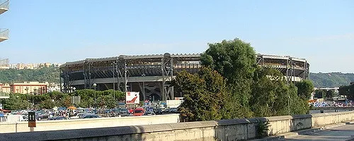 Khung cảnh rộng lớn của sân vận động Stadio San Paolo, giờ là Stadio Maradona