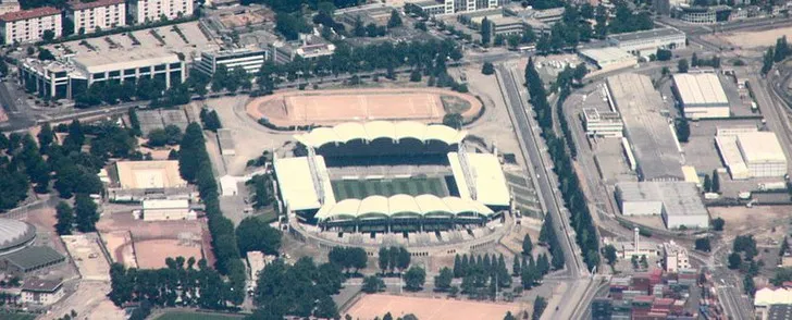 Khung cảnh sân Stade de Gerland cũ của Lyon vào năm 2011, mang đậm dấu ấn lịch sử