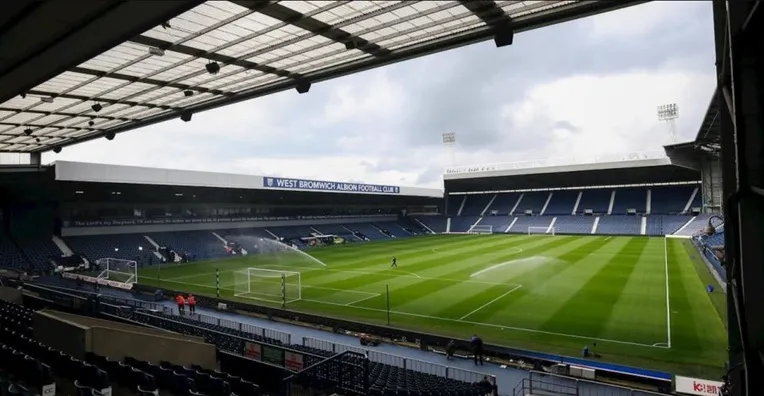 Khung cảnh sân The Hawthorns nhìn từ khán đài, nơi các cổ động viên West Brom tạo nên không khí sôi động