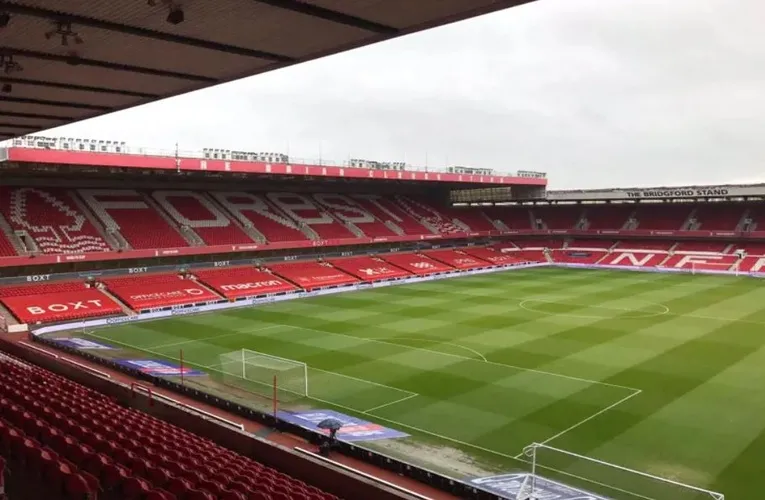 Khung cảnh sân vận động City Ground nhìn từ các khán đài
