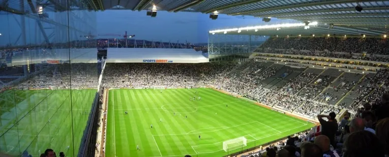 Khung cảnh sân vận động St. James' Park nhìn từ khán đài, một góc nhìn sống động